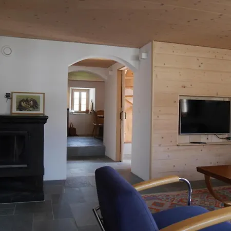 Casa Vanellus / / Val Lumnezia / Near Laax *